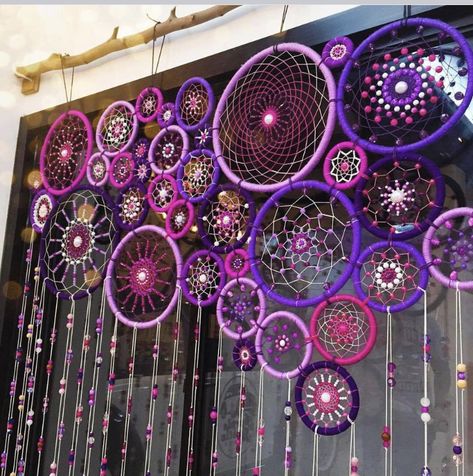 Beaded Curtains Diy, Atrapasueños Diy, Beaded Door Curtains, Bamboo Beaded Curtains, Pergola Diy, String Curtains, Painted Bamboo, Dream Catcher Craft, Bamboo Curtains