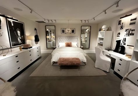 Luxury Room Ideas Aesthetic, Glam Minimalist Bedroom, Hollywood Room Aesthetic, Nyc Aesthetic Bedroom, Room Decor Stockholm Style, Nyc Bedroom Decor, Blair Waldorf Room Aesthetic, 2016 Room Aesthetic, Basement Room Aesthetic