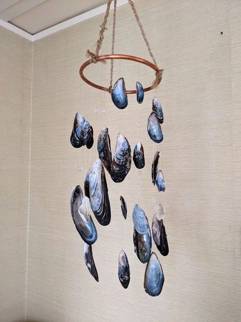 Seashell Mobile, Shell Hanging, Wreaths Wedding, Blue Mussel, Seashell Art Diy, Shell Diy, Shell Wind Chimes, Art Coquillage, Shells Diy