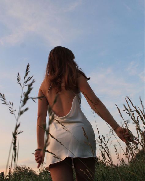 Dreamy silk dress girl in the fields photoshoot idea Outside Fotoshoot Ideas, Fashion Nature Photoshoot, Senior Photoshoot Aesthetic, Pictures On Grass Aesthetic, In The Field Photoshoot, Outside Field Photoshoot, Aesthetic Nature Photoshoot, Photoshoot Outside Ideas Creative, Photo Shoot Ideas Nature