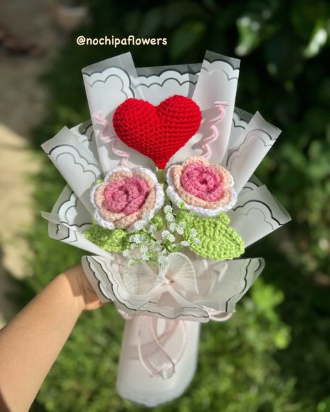 ❗️RAMO DISPONIBLE PARA ENTREGA INMEDIATA 💕🌹Rosas a crochet 🌹💕 ❗️Pedidos a crochet: Reserva con 3 semanas de anticipación. ❗️Envíos fuera de Usulután con cargo extra ❗��️Entregas en Usulután #flores #floresrojas #florestejidas #tejidoartesanal #tejido #rosas #roses #bouquet #ramo #floresbonitas #detalles #detallespersonalizados #regalos #regalospersonalizados #emprendimiento #elsalvador🇸🇻 #handmade #art #tejidoacrochet #amigurumi #amigurumiaddict #crochet #crocheting #crochetaddict #elsalv... Crochet Bouquet Rose, Valentine Crochet, Headband Ideas, Valentines Crochet, Roses Bouquet, Handmade Art, Crochet Flowers, Crochet Top, Crochet