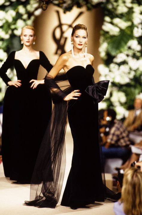 Carla Bruni au défilé Yves Saint-Laurent, Haute-Couture, collection Automne-Hiver 1995-96 à Paris en juillet 1995, France. (Photo by PAT/ARNAL/Gamma-Rapho via Getty Images) Yves Saint Laurent Couture, 90s Runway Fashion, Runway Fashion Couture, Runway Outfits, 80s And 90s Fashion, Carla Bruni, Fashion Couture, Couture Gowns, Mode Vintage