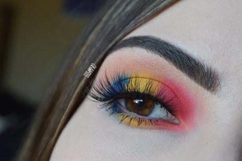 Primary Colors makeup look / find me on Instagram! 💓 Sesame Street Makeup Ideas, Colombia Makeup Ideas, Tricolor Eye Makeup, Primary Colour Makeup, Primary Color Makeup, Colombian Makeup Look, Primary Color Makeup Look, Primary Color Eye Makeup, Pansexual Pride Makeup