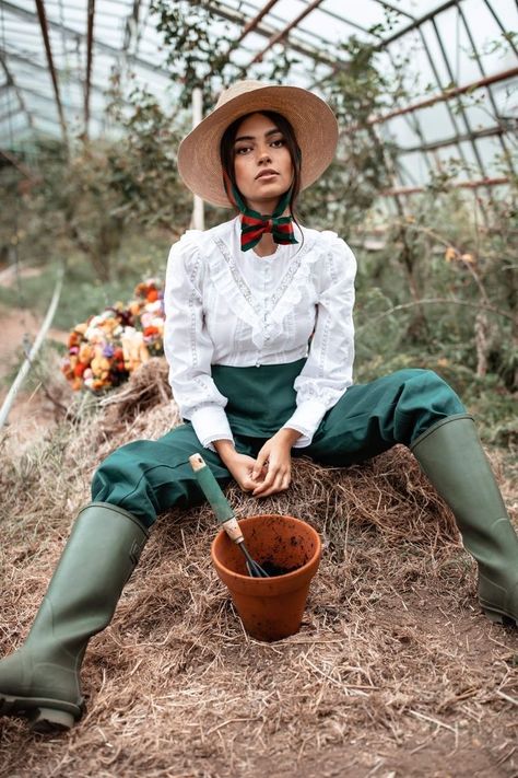 Farmer Fashion, Bohemian Photography, Countryside Fashion, Farmer Outfit, Farm Fashion, Mode Editorials, Farm Clothes, 사진 촬영 포즈, Gardening Outfit