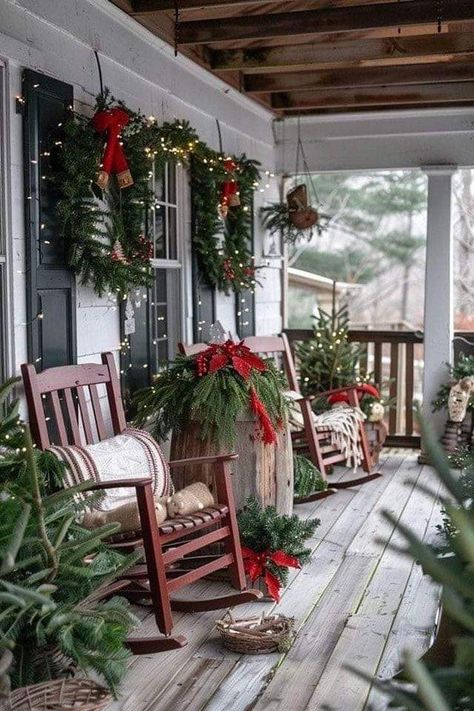 Cheap Christmas Decorations, Vintage Decor Ideas, Christmas Coffee Table Decor, Front Door Christmas Decorations, Cabin Christmas, Country Christmas Decorations, Christmas Front Porch, Front Porch Christmas Decor Ideas, Christmas Porch Decor