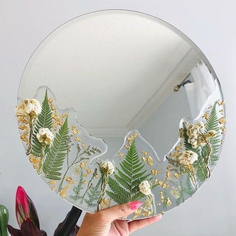 Ethereal Mirrors Reflect Pretty Pressed Flowers Preserved in Resin Mirror Art Painted, Mirror Art Diy, Aesthetic Mirrors, Diy Resin Keychain, Resin Works, Botanical Resin, Amazing Resin, Resin Decor, Pressed Flower Crafts