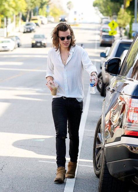 Harry Styles Street Style Chelsea Boots Harry Styles Street Style, Harry Styles Long Hair, Harry Styles 2015, Harry Styles Face, Harry Styles 2013, Styling Chelsea Boots, Idea Box, Harry Styles Hot, Dream Boat