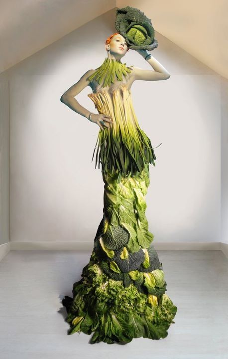 Vegetable Dresses - 8 Creative Dress Made From Vegetable Vegetable Dress, Fashion Fotografie, Botanical Fashion, Gaun Fashion, Unique Outfit, Outfit Trends, Floral Fashion, Fashion World, Flower Fashion