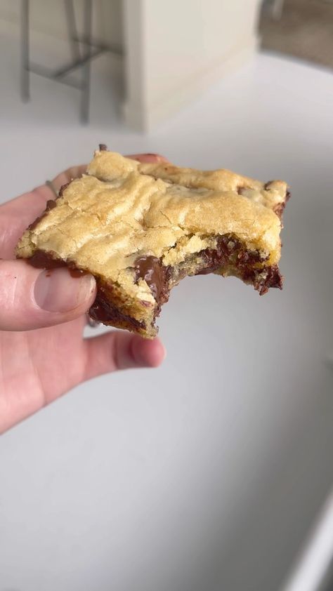 bromabakery on Instagram: my go-to recipe when I’m craving dessert but feel lazy af recipe: https://bromabakery.com/the-best-chewy-blondies/ Blondies Aesthetic, Brookies Aesthetic, Brown Butter Brookie Recipe, Brown Butter Chocolate Chip Blondies, Broma Bakery Blondies, S’mores Blondies, Mini Chocolate Chip Muffins, Broma Bakery, Chocolate Chip Blondies