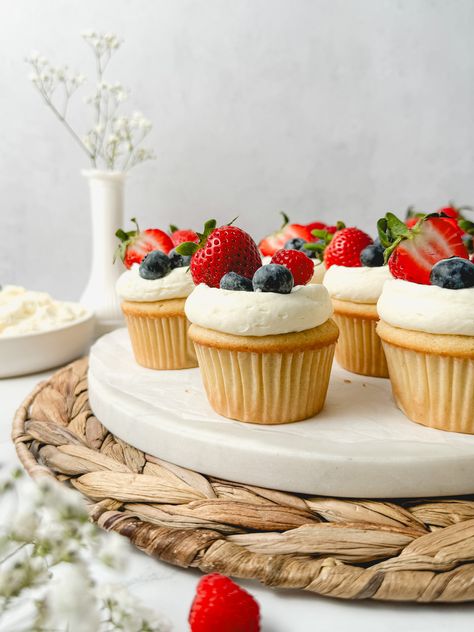 Berry Chantilly Cupcakes Chantilly Cupcakes, Chantilly Frosting, Strawberry Lemonade Cookies, Lemon Sugar Cookie, Lemonade Cookies, Tart Strawberry, Berry Chantilly Cake, Cravings Recipes, Streusel Bars