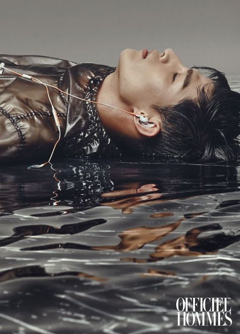 Water Reflection Photography, Beach Fashion Shoot, Shoes Fashion Photography, Fashion Poster Design, Under The Water, Mens Photoshoot Poses, Concept Photography, Conceptual Fashion, Style Korea