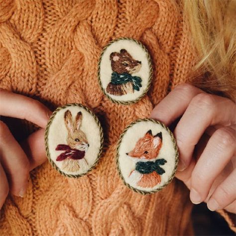 Ellen Tyn, Embroidered Products, Embroidered Brooches, Animal Embroidery, 자수 디자인, Embroidery Craft, Christmas Embroidery, Brooches Handmade, Embroidery Inspiration