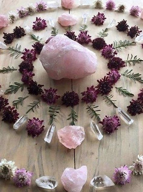 Crystal Aesthetic, Crystal Magic, Witch Aesthetic, Fortune Telling, Crystal Grid, A Circle, Sacred Space, Crystals Minerals, Rocks And Minerals