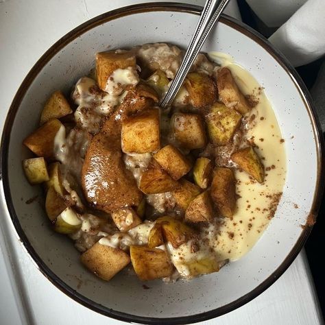 Cinnamon Porridge, Apple Oats, Fruit Yoghurt, Apple And Cinnamon, Coconut Almond, Cozy Season, Yummy Foods, Passion Fruit, Healthy Eats