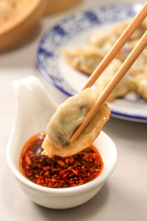 Five unique recipes for Chinese potsticker dipping sauce. Potstickers, dumplings, and jiaozi all go well with these recipes Potsticker Dipping Sauce, Dipping Sauce Recipes, Dumpling Dipping Sauce, Chinese Appetizers, Healthy Chinese Recipes, Fruit Dips, Asian Dipping Sauce, Dip Sauce, Chinese Dumplings