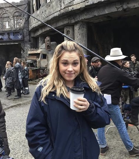 #the100 #behindthescenes #clarkegriffin #bellamyblake #octaviablake #los100 #bellarke The 100 Behind The Scenes, Clarke The 100, Georgina Sparks, The 100 Characters, The 100 Cast, The 100 Clexa, The 100 Show, Eliza Taylor, Alycia Debnam