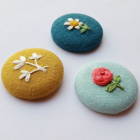 Button Making, Miniature Embroidery, Trendy Sewing, Embroidery Works, Creative Embroidery, 자수 디자인, Hand Embroidery Stitches, Embroidery Jewelry, Sewing Studio