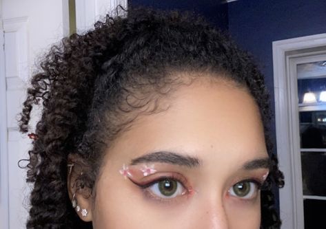 Pink flower makeup eyeliner on black girl Hawaiin Theme Makeup, Hawaiian Makeup Look, Hawaiian Makeup, Flower Makeup, Hawaiian Theme, Spirit Week, Hawaiian Flowers, Make Me Up, Party Makeup