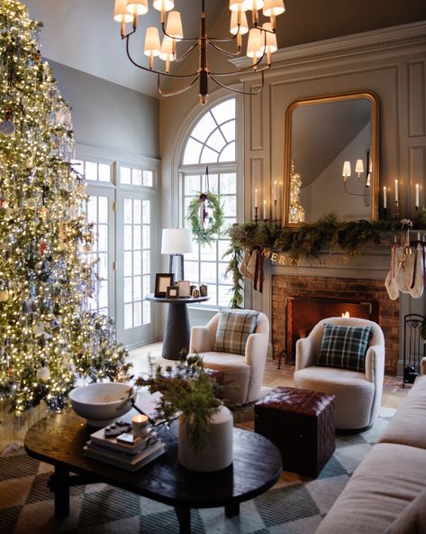 Natal, Chris Loves Julia Chandelier, Chris Loves Julia Dining Room, Christmas Tree Corner, Country Cottage Christmas, Christmas Mantles, Dining Room Corner, Christmas Decor Trends, Austin House