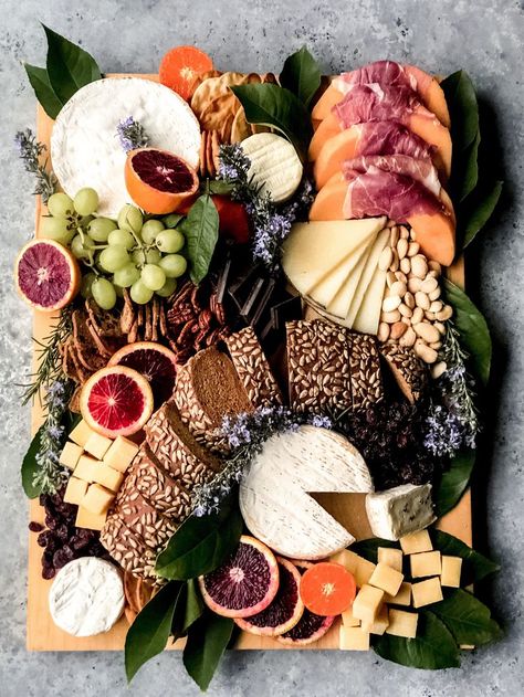 Xmas Brunch, Charcuterie Picnic, Fingerfood Party, Charcuterie Inspiration, Charcuterie Platter, Snack Board, Party Food Platters, Charcuterie And Cheese Board, Charcuterie Recipes