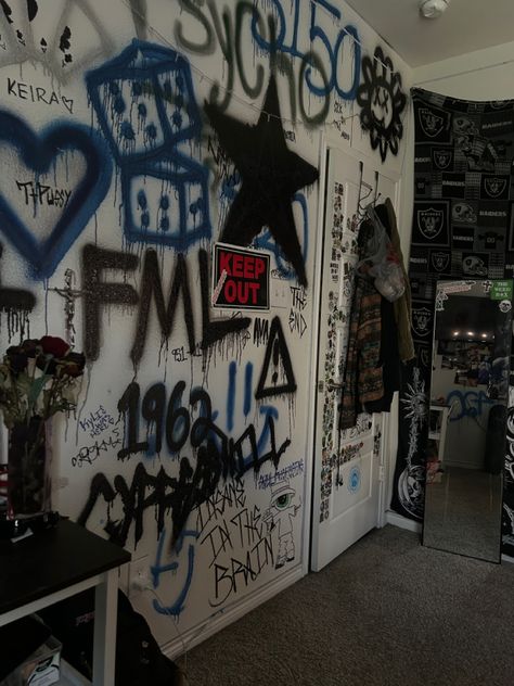 Skater Style Room, Grunge Punk Room, Graffiti Wall Art Bedroom, Punk Room Ideas, Skater Room Aesthetic, Punk Bedroom Aesthetic, Skater Room Ideas, Skater Bedroom, Skater Room