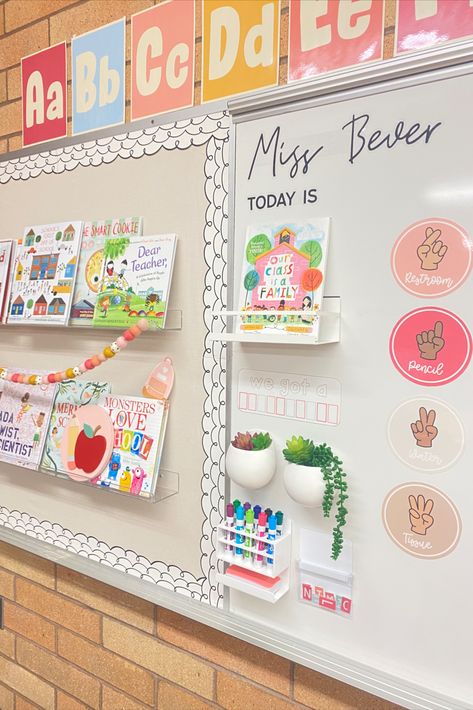 Organisation, Clean Classroom Ideas, Beginner Teacher Classroom, Teacher Rooms Ideas, Classroom Room Ideas, Classroom Student Station, Cute Elementary Classroom Themes, Bulletin Board Ideas For Clubs, 1st Grade Bulletin Board Ideas Learning