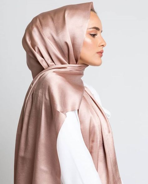 These beautiful shiny silky satin #hijabs are non-seethrough lightweight and give great Abaya Noir, Satin Hijab, Hijab Sport, Silk Dress Long, Hair Cover, Hijab Scarf, Fashion Hijab, Satin Color, Satin Silk