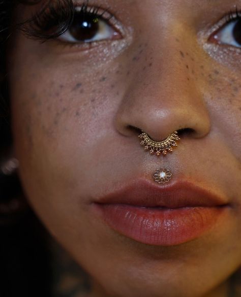 Piercing Jewelry Nose, Hippie Septum Piercing, Gold Facial Piercings, Cute Septum Piercing Jewelry, Dainty Face Piercings, Hippie Piercings, Flower With A Face, Stacked Septum, Piercings Face