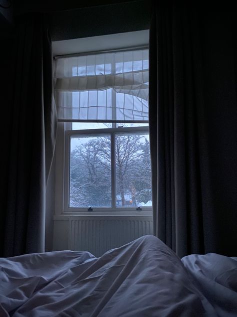 Cold Room Aesthetic, Cold Bedroom, Dark Blue Houses, Cleaning My Room, Light Blue Aesthetic, Blue Lighting, Cold Room, Dream Rooms, Aesthetic Bedroom