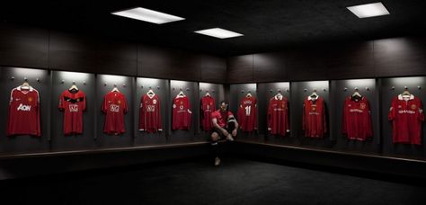 ryan-giggs-dressing-room Manchester United Wallpapers, Manchester United Wallpapers Iphone, Manchester United Stadium, Soccer Locker, Manchester United Logo, Manchester City Wallpaper, Ryan Giggs, Manchester United Team, Manchester United Wallpaper