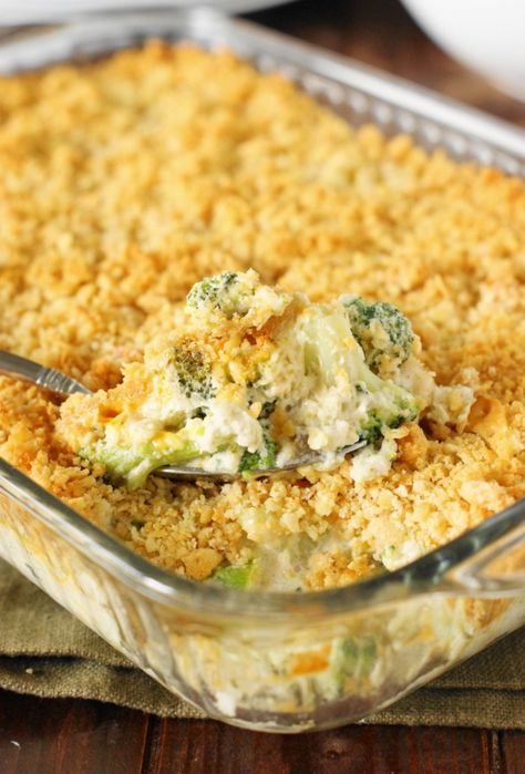 Creamy Broccoli Casserole is a family-favorite, indeed. With its cheesy broccoli goodness and buttered cracker crumb topping, what\\\'s not to love? It\\\'s a perfect side for the holidays or any day! Creamy Broccoli Casserole, Easter Side Dishes Recipes, Broccoli Recipes Casserole, Easter Side Dishes, Creamy Broccoli, Leftover Turkey Recipes, Bread Easy, Pasta Food, Vegetarian Cake