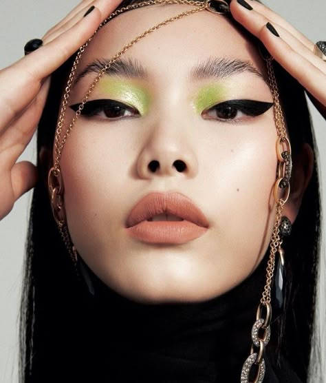 Futuristic Makeup, Fashion Editorial Makeup, Glossy Eyes, Bazaar Magazine, Makeup Portfolio, High Fashion Makeup, Pretty Cake, Graphic Eyeliner, Runway Makeup