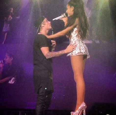 Ariana Grande and Justin Bieber Perform Together – Watch! Ariana And Justin, Ariana Grande Legs, Ariana Grande Justin Bieber, Justin Bieber Tour, Justin Bieber Family, Concert Crowd, Ariana Grande Concert, Sam & Cat, Ariana Grande Cute