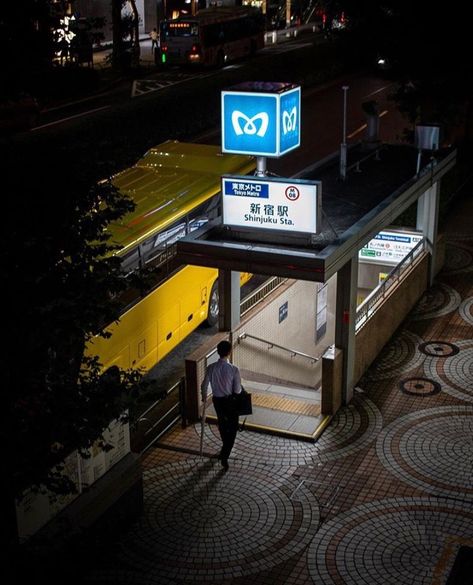 Train Station Entrance, Subway Station Entrance, Japan Metro, Japanese Train Station, Public Transportation Design, Shinjuku Station, Subway Entrance, Modelling Reference, Shibuya Station