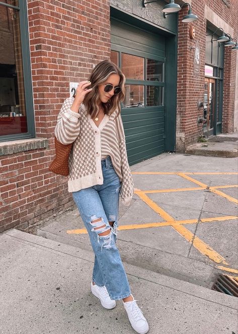 Pink Checkered Cardigan Outfit, Beige Cardigan Outfit Fall, Checkered Cardigan Outfit, Checker Cardigan, Layla Aesthetic, Beige Cardigan Outfit, Chunky Cardigan Outfit, Football Mom Outfit, Oversized Cardigan Outfit