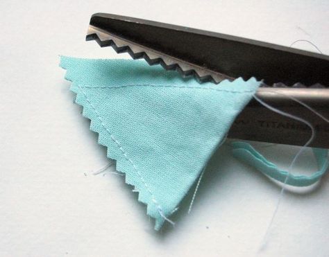 Tip: A Faster Method to Make Fabric Bunting Sewn Bunting, Bunting Ideas Unusual, Christmas Bunting Ideas, Fabric Banner Diy, Diy Fabric Bunting, How To Make Bunting, Retro Caravans, Simple Sewing Projects, Bunting Ideas