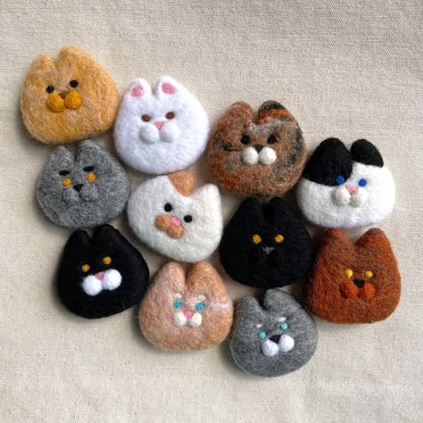 20 Needle Felted Cats | Cute Needle Felting Ideas | Cute Needle Felted – Feltify Cute Needle Felting, Needle Felting Animals, Felt Magnet, Felting Animals, Needle Felted Cat, Needle Felting Ideas, Needle Felting Diy, Needle Felted Christmas, Felted Wool Crafts