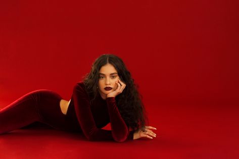 Sabrina Claudio's newest singles are going to take you to another planet Poses Modelo, Debut Photoshoot, Sabrina Claudio, 사진 촬영 포즈, Photoshoot Themes, Photoshoot Concept, Photography Poses Women, Female Poses, Birthday Photoshoot