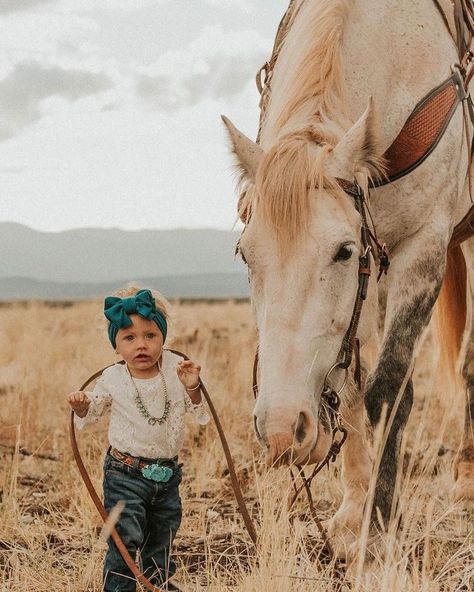 Western Baby Pictures, Country Baby Pictures, Country Babies, Western Baby Clothes, Country Baby Girl, Clothes Country, Cute Country Couples, Baby Clothes Country, Cowgirl Baby