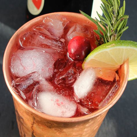 Low Calorie Drink Recipes, Vodka Cranberry Cocktail, Cranberry Moscow Mule, Gluten Free Party Food, Cranberry Drinks, Slush Recipes, Fun Drink Recipe, Non Alcoholic Wine, Cranberry Cocktail