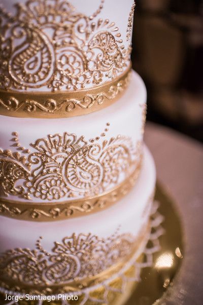 Indian wedding cake design http://www.maharaniweddings.com/gallery/photo/113029 @jorgesantiago Santiago, Henna Wedding Cake, Indian Wedding Cake, Henna Cake, Wedding Cake Designs Simple, Indian Cake, Wedding Cakes Ideas, Paisley Wedding, Wedding Cake Design