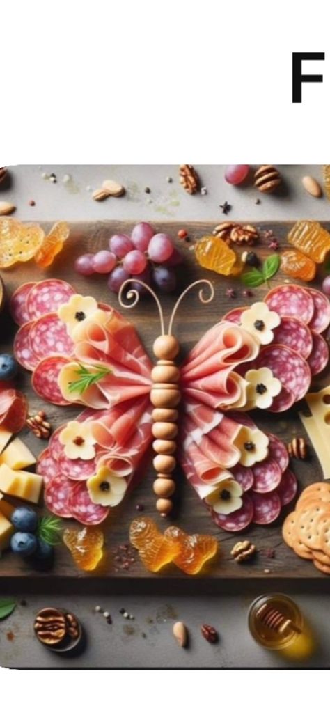 Food On A Plate, Charcuterie Board Meats, Amazing Food Platters, Simple Family Meals, Decorações Com Comidas, Food Art For Kids, Party Food Buffet, Amazing Food Art, Creative Food Art