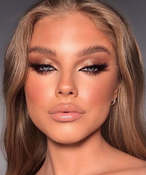 (ad) Find your next perfect look with these eye makeup tips that can take you from pre-work coffee to last call. Fest Smink, Birthday Makeup Looks, Ball Makeup, Elegantes Makeup, Natural Prom Makeup, Natural Glam Makeup, Going Out Makeup, Flot Makeup, Prom Eye Makeup