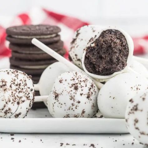 Oreo Cake Pops - Desserts On A Dime Cool Whip Cream Cheese Frosting, Whipped Cream Cheese Frosting Recipe, Cinnamon Roll Peach Cobbler, Oreo Cake Pops Recipe, Oreo Cake Balls, Oreo Dessert Easy, Oreo Cake Pops, Crockpot Dessert Recipes, Easy Easter Desserts