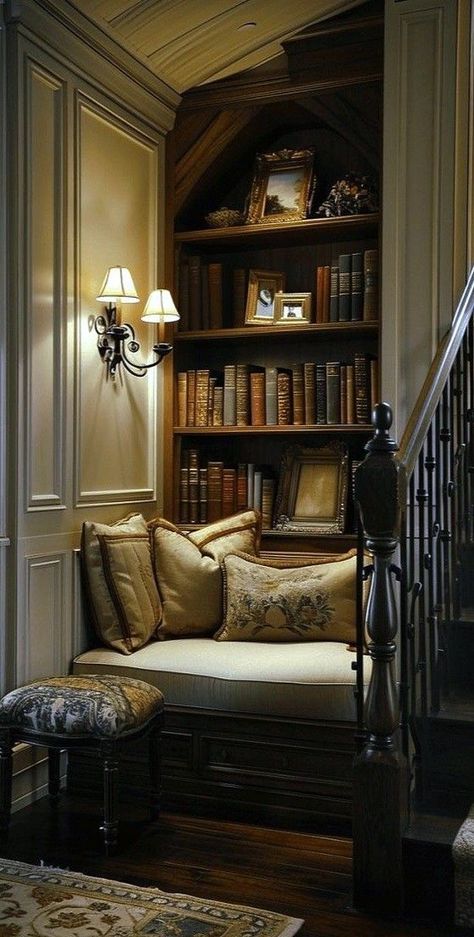 Small Apartment Dark Academia, Dark Victorian Aesthetic Home, Bridgerton Interior Design, Academia Bookshelf, British Homes Interior, Dark Academia Bedroom, Academia Bedroom, Home Library Design, Casa Vintage