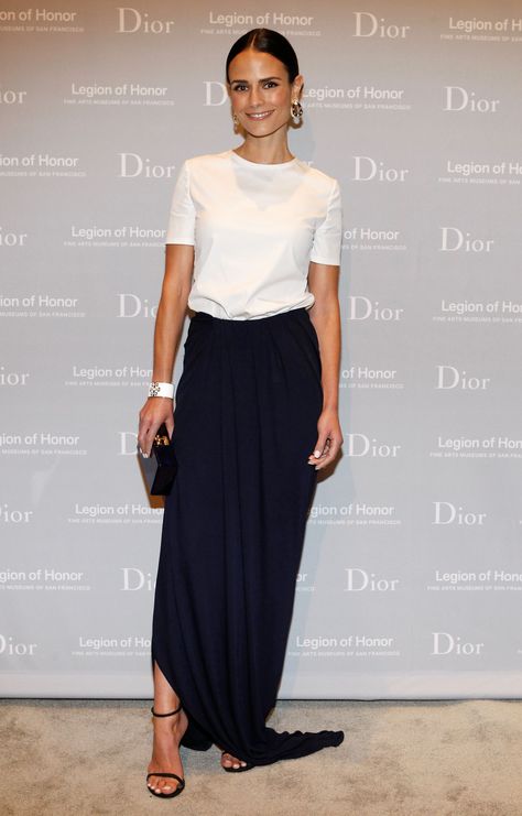 Showcasing the beauty of minimalism, Brewster pairs her sleek white topper with a long, navy column skirt. It's a red carpet-worthy look that could just as easily translate to the office.   - HarpersBAZAAR.com T Shirt Branca, Alexander Wang Shoes, Jordana Brewster, Column Skirt, Skirt Outfit, Tshirt Outfits, Looks Style, Black Skirt, Look Chic