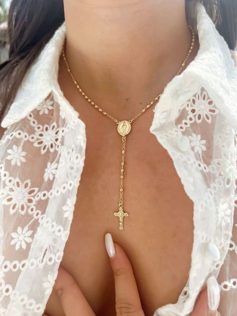 Rosary Necklaces, Gold Rosary Necklace, Communion Gifts Girl, Xoxo Jewelry, Necklace Gold Jewelry, Xmas Wishlist, Gold Rosary, Catholic Jewelry, Jewelry Accessories Ideas