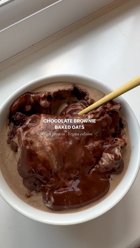 CHOCOLATE BROWNIE BAKED OATS 🍫🥣 using @maxinutrition_uk vegan brownies protein bar which I love because it doesn’t have that chewy texture… | Instagram Baked Oats Brownie, Healthy Protein Breakfast Ideas, Brownie Baked Oats, Hygge Recipes, Vegan Protein Bar, Healthy Protein Breakfast, Healthy Breakfast Snacks, Protein Baking, Vegan Brownies