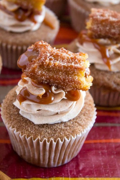 Take your favourite cinnamon/sugar treat and turn it into cupcakes! These Dulce de Leche Churro Cupcakes are a must for Cinco de Mayo! Soft and fluffy cinnamon cupcakes, filled with gooey dulce de leche, dipped in cinnamon sugar, topped with cinnamon buttercream and a dulce de leche filled churro! Churro Tres Leches Cupcakes, Tajin Cupcakes, Mexican Inspired Cupcakes, 3 Leches Cupcakes, Churro Bar Ideas, Over The Top Cupcakes, Mexican Theme Desserts, Mazapan Cupcakes, Mexican Inspired Desserts