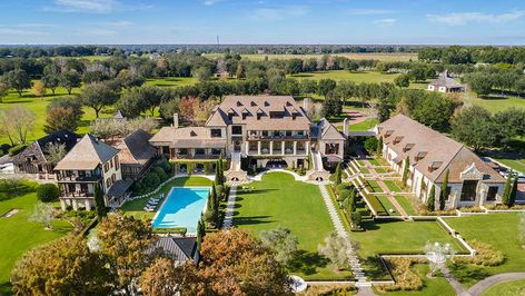 Open Kitchen Layouts, Florida Mansion, Car Barn, Dream Mansion, Live Oak Trees, Most Luxurious Hotels, Robb Report, Saltwater Pool, Luxury Homes Dream Houses